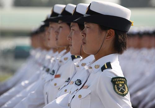 女兵方隊(duì)中的海軍戰(zhàn)士在訓(xùn)練(7月3日攝)。 國(guó)慶60周年閱兵方陣中有三支“娘子軍”:三軍女兵方隊(duì)、女民兵方隊(duì)、女飛行員梯隊(duì)。這是新中國(guó)歷次閱兵中女兵方隊(duì)最多的一次,其中三軍女兵方隊(duì)和女飛行員梯隊(duì)是首次參加。 新華社記者王建民攝