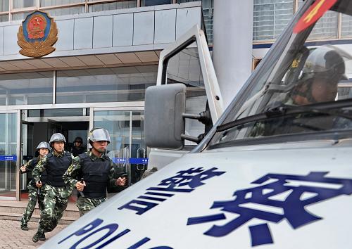 河北邊防舉行“忠誠一號(hào)”反恐處突演 9月10日,曹妃甸邊防檢查站特勤中隊(duì)干警在演練中接警后迅速出警。 當(dāng)日,河北省公安邊防總隊(duì)駐曹妃甸邊檢、海警、邊防特勤聯(lián)合涉海部門舉行了“忠誠一號(hào)”反恐處突演練,以檢驗(yàn)和提高邊防人員的實(shí)戰(zhàn)能力。 新華社記者 楊世堯 攝
