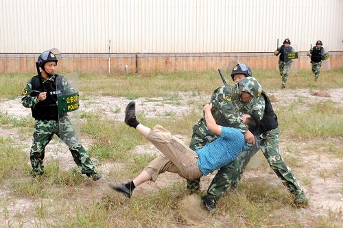 9月10日,曹妃甸特勤中隊(duì)干警在演練中抓捕“恐怖分子”。 當(dāng)日,河北省公安邊防總隊(duì)駐曹妃甸邊檢、海警、邊防特勤聯(lián)合涉海部門舉行了“忠誠一號(hào)”反恐處突演練,以檢驗(yàn)和提高邊防人員的實(shí)戰(zhàn)能力。 新華社記者 楊世堯 攝