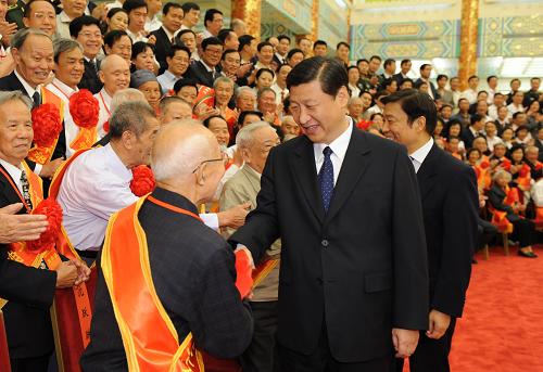 習(xí)近平出席全國(guó)先進(jìn)離退休干部黨支部和離退休干部先進(jìn)個(gè)人表彰大會(huì)并講話 9月11日,全國(guó)先進(jìn)離退休干部黨支部和離退休干部先進(jìn)個(gè)人表彰大會(huì)在北京召開(kāi)。中共中央政治局常委、中央書(shū)記處書(shū)記、國(guó)家副主席習(xí)近平出席會(huì)議并講話。 這是表彰大會(huì)前,習(xí)近平親切會(huì)見(jiàn)出席大會(huì)的代表。 新華社記者 黃敬文 攝