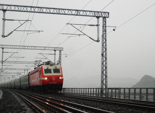 襄渝鐵路二線全線通車 9月20日,一列快速列車行駛在襄渝鐵路二線四川達(dá)州段。 當(dāng)日,襄(樊)渝(重慶)鐵路二線全線建成通車。線路全長507公里,設(shè)計(jì)時速160公里,重慶至襄樊特快列車運(yùn)行時間縮短為8.5小時,北京至成渝兩地客運(yùn)可實(shí)現(xiàn)朝發(fā)夕至。 新華社發(fā)(鄧良奎 攝)