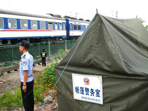 為確保鐵路安全暢通,當(dāng)?shù)刈o(hù)路部門與鐵路警方在路況復(fù)雜的襄渝鐵路二線四川達(dá)州段沿線設(shè)置“帳篷警務(wù)室”(9月20日攝)。 當(dāng)日,襄(樊)渝(重慶)鐵路二線全線建成通車。線路全長507公里,設(shè)計(jì)時速160公里,重慶至襄樊特快列車運(yùn)行時間縮短為8.5小時,北京至成渝兩地客運(yùn)可實(shí)現(xiàn)朝發(fā)夕至。 新華社發(fā)(鄧良奎 攝)