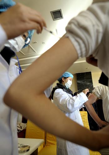 11月9日,拉薩市疾病預(yù)防控制中心醫(yī)務(wù)人員給酒店服務(wù)員接種疫苗。 從當(dāng)日起,拉薩市開(kāi)始擴(kuò)大甲型H1N1流感疫苗接種范圍,接種對(duì)象從教師、學(xué)生、一線(xiàn)醫(yī)務(wù)人員等重點(diǎn)人群擴(kuò)大到10類(lèi)人群,包括全市餐飲、娛樂(lè)、出租車(chē)司機(jī)、機(jī)關(guān)公務(wù)人員、窗口服務(wù)行業(yè)從業(yè)人員以及寺廟僧尼、離退休老干部等,涉及7萬(wàn)多人。 新華社記者 普布扎西攝