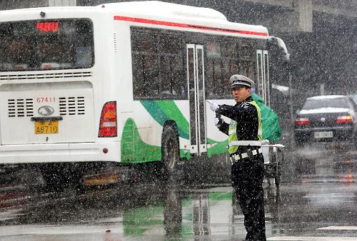 北京啟動雪天應(yīng)急預(yù)案保障交通 11月12日,北京市豐臺交通支隊豐北大隊民警劉永生冒雪在萬豐橋下指揮疏導(dǎo)交通。 當(dāng)日,北京市普降小到中雪。北京交管部門在早高峰到來前提前啟動雪天三級交通指揮疏導(dǎo)方案,交警提前上崗,疏導(dǎo)交通,市區(qū)交通運營正常;北京市交通運輸系統(tǒng)啟動雪天運輸應(yīng)急預(yù)案,公交、地鐵運力準(zhǔn)備充足,并增派大批工作人員加強客流組織和疏導(dǎo)工作。 新華社發(fā)(汝濤攝)