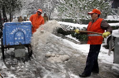 11月12日,環(huán)衛(wèi)工人在北京街頭的人行便道撒融雪劑,保證市民雪天出行安全方便。截至當(dāng)日12時,北京環(huán)衛(wèi)集團共出動環(huán)衛(wèi)專業(yè)作業(yè)人員近1000名,專業(yè)除雪作業(yè)車輛264車次,確保雪天北京的主要道路沒有積雪結(jié)冰。 當(dāng)日,北京市普降小到中雪。北京交管部門在早高峰到來前提前啟動雪天三級交通指揮疏導(dǎo)方案,交警提前上崗,疏導(dǎo)交通,市區(qū)交通運營正常;北京市交通運輸系統(tǒng)啟動雪天運輸應(yīng)急預(yù)案,公交、地鐵運力準(zhǔn)備充足,并增派大批工作人員加強客流組織和疏導(dǎo)工作。 新華社記者張燕輝攝