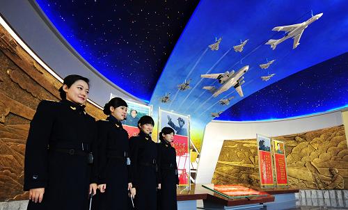 11月13日,空軍講解員在整修一新的航空博物館里靜候賓客。 在紀(jì)念人民空軍成立60周年之際,整修一新的中國(guó)航空博物館將于11月15日對(duì)公眾開(kāi)放。中國(guó)航空博物館共收藏有包括309架飛機(jī)在內(nèi)的空軍各兵種武器裝備15000余件,濃縮了人民空軍的歷史。該館于6月15日閉館整修,對(duì)館藏飛機(jī)進(jìn)行了維修、裝飾和重新擺放,增加了6萬(wàn)平方米綠地。 新華社記者 楊光 攝