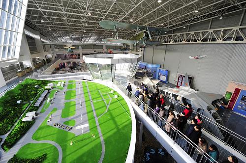 11月13日,來(lái)訪賓客在整修一新的航空博物館內(nèi)參觀。 在紀(jì)念人民空軍成立60周年之際,整修一新的中國(guó)航空博物館將于11月15日對(duì)公眾開(kāi)放。中國(guó)航空博物館共收藏有包括309架飛機(jī)在內(nèi)的空軍各兵種武器裝備15000余件,濃縮了人民空軍的歷史。該館于6月15日閉館整修,對(duì)館藏飛機(jī)進(jìn)行了維修、裝飾和重新擺放,增加了6萬(wàn)平方米綠地。 新華社記者 楊光 攝