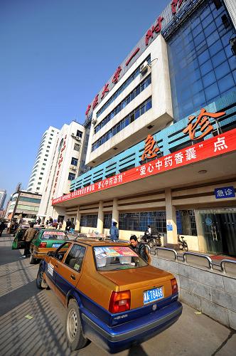 長沙免費(fèi)向出租車司機(jī)發(fā)放預(yù)防“甲流”藥物 11月13日,出租車司機(jī)將車??吭诤现嗅t(yī)藥大學(xué)第一附屬醫(yī)院等候領(lǐng)取藥品。 從當(dāng)日起,湖南中醫(yī)藥大學(xué)第一附屬醫(yī)院等單位聯(lián)合推出“中醫(yī)藥預(yù)防甲流,關(guān)愛你我健康”大型公益活動(dòng),長沙市12000名出租車駕駛員可在指定地點(diǎn)免費(fèi)領(lǐng)取用于預(yù)防甲型H1N1流感的中藥香囊和湯劑。 新華社記者 趙眾志 攝