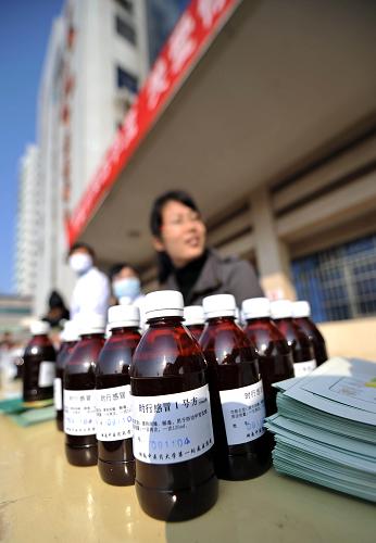 這是11月13日拍攝的準(zhǔn)備發(fā)放給出租車駕駛員的“時(shí)行感冒1號方”口服液。 從當(dāng)日起,湖南中醫(yī)藥大學(xué)第一附屬醫(yī)院等單位聯(lián)合推出“中醫(yī)藥預(yù)防甲流,關(guān)愛你我健康”大型公益活動(dòng),長沙市12000名出租車駕駛員可在指定地點(diǎn)免費(fèi)領(lǐng)取用于預(yù)防甲型H1N1流感的中藥香囊和湯劑。 新華社記者 趙眾志 攝