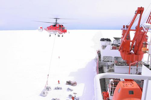 這是“雪鷹”號直升機(jī)正在吊掛桶裝航空煤油(12月7日攝)。 12月7日上午,中國極地考察專用直升機(jī)“雪鷹”號執(zhí)行中國第26次南極考察的首次物資吊運(yùn)任務(wù),這標(biāo)志著“雪鷹”號正式亮相中國南極考察“大舞臺”。 新華社記者 崔靜 攝