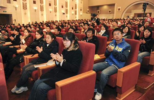 12月21日,報(bào)告會現(xiàn)場掌聲經(jīng)久不息。 當(dāng)日,由中宣部、中央文明辦、教育部、共青團(tuán)中央、中共湖北省委聯(lián)合舉辦的全國見義勇為舍己救人大學(xué)生英雄集體先進(jìn)事跡報(bào)告會在北京人民大會堂舉行,在京部分高校師生代表近700人參加報(bào)告會。 今年10月24日,長江大學(xué)學(xué)生在長江荊州寶塔灣江段發(fā)現(xiàn)兩名少年不慎落水,15名學(xué)生冒著生命危險,跳入長江救起了兩名少年,陳及時、方招、何東旭三名同學(xué)不幸被江水吞沒。湖北省人民政府追認(rèn)陳及時、何東旭、方招3人為革命烈士,教育部授予15名同學(xué)“全國見義勇為舍己救人大學(xué)生英雄集體”榮譽(yù)稱號。 新華社記者 謝環(huán)馳 攝