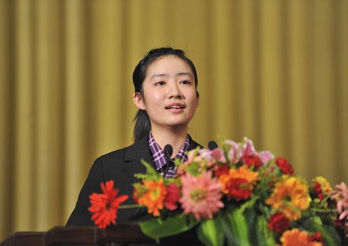 12月21日,長江大學(xué)文理學(xué)院的學(xué)生昌子琪在作題為《親愛的同學(xué),我想對你們說》的報(bào)告。 當(dāng)日,由中宣部、中央文明辦、教育部、共青團(tuán)中央、中共湖北省委聯(lián)合舉辦的全國見義勇為舍己救人大學(xué)生英雄集體先進(jìn)事跡報(bào)告會在北京人民大會堂舉行,在京部分高校師生代表近700人參加報(bào)告會。 今年10月24日,長江大學(xué)學(xué)生在長江荊州寶塔灣江段發(fā)現(xiàn)兩名少年不慎落水,15名學(xué)生冒著生命危險,跳入長江救起了兩名少年,陳及時、方招、何東旭三名同學(xué)不幸被江水吞沒。湖北省人民政府追認(rèn)陳及時、何東旭、方招3人為革命烈士,教育部授予15名同學(xué)“全國見義勇為舍己救人大學(xué)生英雄集體”榮譽(yù)稱號。 新華社記者 謝環(huán)馳 攝