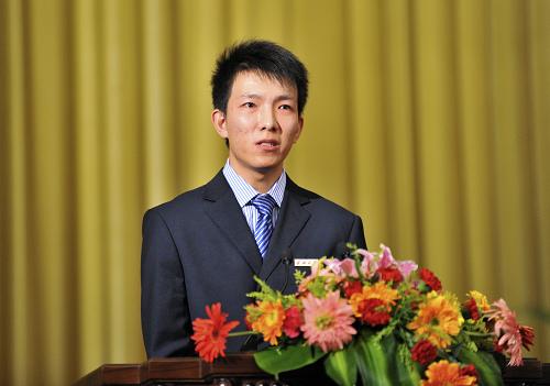 12月21日,長江大學(xué)文理學(xué)院的學(xué)生徐彬程在作題為《我不是英雄》的報(bào)告。 當(dāng)日,由中宣部、中央文明辦、教育部、共青團(tuán)中央、中共湖北省委聯(lián)合舉辦的全國見義勇為舍己救人大學(xué)生英雄集體先進(jìn)事跡報(bào)告會在北京人民大會堂舉行,在京部分高校師生代表近700人參加報(bào)告會。 今年10月24日,長江大學(xué)學(xué)生在長江荊州寶塔灣江段發(fā)現(xiàn)兩名少年不慎落水,15名學(xué)生冒著生命危險,跳入長江救起了兩名少年,陳及時、方招、何東旭三名同學(xué)不幸被江水吞沒。湖北省人民政府追認(rèn)陳及時、何東旭、方招3人為革命烈士,教育部授予15名同學(xué)“全國見義勇為舍己救人大學(xué)生英雄集體”榮譽(yù)稱號。 新華社記者 謝環(huán)馳 攝