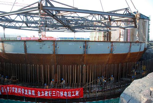 12月21日,浙江三門(mén)核電站一號(hào)機(jī)組的核島安全殼“底封頭”吊裝就位。 當(dāng)日,記者從國(guó)家核電技術(shù)公司獲悉,世界首臺(tái)先進(jìn)壓水堆(AP1000)核電機(jī)組——浙江三門(mén)核電站一號(hào)機(jī)組當(dāng)天成功實(shí)現(xiàn)核島安全殼“底封頭”的整體吊裝就位。這項(xiàng)工程關(guān)鍵節(jié)點(diǎn)的實(shí)現(xiàn)標(biāo)志著我國(guó)第三代核電自主化依托項(xiàng)目的首臺(tái)機(jī)組建設(shè)又獲新突破。 新華社發(fā)
