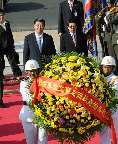 習(xí)近平向柬埔寨獨(dú)立紀(jì)念碑敬獻(xiàn)花圈 12月21日,正在柬埔寨進(jìn)行正式訪問的中國(guó)國(guó)家副主席習(xí)近平在金邊向柬埔寨獨(dú)立紀(jì)念碑敬獻(xiàn)花圈。 新華社記者 李濤 攝