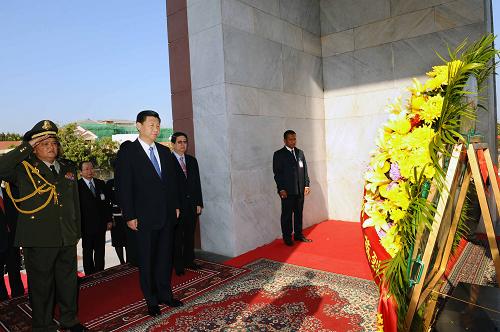 12月21日,正在柬埔寨進(jìn)行正式訪問的中國(guó)國(guó)家副主席習(xí)近平在金邊向柬埔寨獨(dú)立紀(jì)念碑敬獻(xiàn)花圈。 新華社記者 李濤 攝