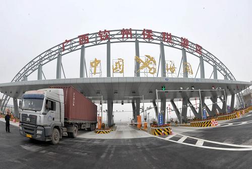 中國(guó)西部地區(qū)第一個(gè)保稅港區(qū)通過(guò)正式驗(yàn)收 12月23日,車輛在通過(guò)廣西欽州保稅港區(qū)主卡口區(qū)。 當(dāng)日,廣西欽州保稅港區(qū)(一期)通過(guò)國(guó)家聯(lián)合驗(yàn)收組的正式驗(yàn)收,并將于2010年年初正式封關(guān)運(yùn)作。廣西欽州保稅港區(qū)是中國(guó)第6個(gè)保稅港區(qū),也是中國(guó)西部地區(qū)第一個(gè)保稅港區(qū)。廣西欽州保稅港區(qū)規(guī)劃面積10平方公里,由碼頭作業(yè)、保稅物流、出口加工和綜合服務(wù)四大功能區(qū)組成,分三期進(jìn)行建設(shè)。一期建設(shè)封關(guān)面積2.014平方公里,具有口岸、物流、加工三大功能,可以開展貨物儲(chǔ)存、國(guó)際貿(mào)易、國(guó)際采購(gòu)與分銷配送、國(guó)際中轉(zhuǎn)、商品展示、加工研發(fā)、港口作業(yè)、檢測(cè)維修服務(wù)以及海關(guān)允許的其他業(yè)務(wù)等九項(xiàng)業(yè)務(wù)。 新華社記者 周華 攝