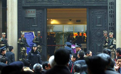 12月24日,人們?cè)谥貞c市第三中級(jí)人民法院外關(guān)注案件審理情況。 當(dāng)日,公安部第7批掛牌督辦涉黑案件之一的重慶“黃賭毒槍”團(tuán)伙涉黑案在重慶市第三中級(jí)人民法院開庭審理。在庭審中,陳明亮、馬當(dāng)、雷德明3人被指控涉嫌犯組織、領(lǐng)導(dǎo)黑社會(huì)性質(zhì)組織罪、組織賣淫罪、賭博罪、販賣運(yùn)輸毒品罪、故意傷害罪、行賄罪、非法拘禁罪等7項(xiàng)罪名。同時(shí)出庭受審的還有26名“涉黑”被告人、5名非“涉黑”人員和兩家被告單位。鑒于案情復(fù)雜,法院預(yù)計(jì)該案庭審持續(xù)8天左右。 新華社記者 陳誠 攝