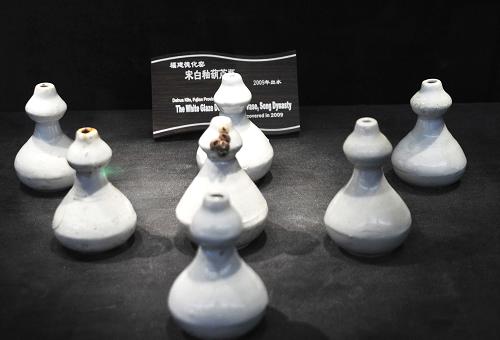 這是博物館內(nèi)展出的宋白釉葫蘆瓶(12月24日攝)。 12月24日,安置“南海I號(hào)”的廣東海上絲綢之路博物館正式開館。 廣東海上絲綢之路博物館地處廣東陽江海陵島十里銀灘,背山面海,根據(jù)“南海I號(hào)”整體打撈、就地保護(hù)的原則而興建。海上絲綢之路博物館館長(zhǎng)馬洪藻介紹,博物館耗資2億多元,總建筑面積19409平方米,是我國(guó)乃至亞洲唯一、世界罕見的大型水下考古博物館。 “南海I號(hào)”是一艘有著800多年歷史的南宋古沉船,文物總量有6萬件至8萬件,以景德鎮(zhèn)等宋代幾大名窯出品瓷器以及金銀銅器、錢幣等為主,目前打撈的文物有6000多件,博物館展出了200多件精品。其中,藏于廣東省博物館的鎏金腰帶首次在海上絲綢之路博物館展出。 新華社記者 周強(qiáng)攝