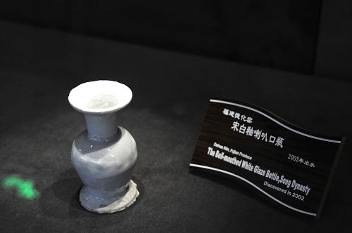 這是在博物館內(nèi)展出的宋白釉喇叭口瓶(12月24日攝)。 12月24日,安置“南海I號(hào)”的廣東海上絲綢之路博物館正式開館。 廣東海上絲綢之路博物館地處廣東陽江海陵島十里銀灘,背山面海,根據(jù)“南海I號(hào)”整體打撈、就地保護(hù)的原則而興建。海上絲綢之路博物館館長(zhǎng)馬洪藻介紹,博物館耗資2億多元,總建筑面積19409平方米,是我國(guó)乃至亞洲唯一、世界罕見的大型水下考古博物館。 “南海I號(hào)”是一艘有著800多年歷史的南宋古沉船,文物總量有6萬件至8萬件,以景德鎮(zhèn)等宋代幾大名窯出品瓷器以及金銀銅器、錢幣等為主,目前打撈的文物有6000多件,博物館展出了200多件精品。其中,藏于廣東省博物館的鎏金腰帶首次在海上絲綢之路博物館展出。 新華社記者 周強(qiáng)攝