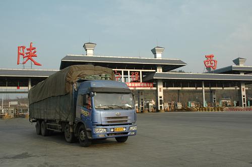 12月24日,一輛大貨車駛出疏通后的京昆高速陜川交界收費(fèi)站。 經(jīng)過陜西和四川兩省有關(guān)部門聯(lián)手采取整治措施,持續(xù)多日的京昆高速陜西和四川交界處嚴(yán)重堵車局面,目前已經(jīng)逐步緩解。截至24日早上,京昆高速陜西境內(nèi)的嚴(yán)重?fù)矶乱鸦臼柰ā?由于四川境內(nèi)道路通行條件較差,京昆高速陜川交界處近期頻繁出現(xiàn)堵車現(xiàn)象。特別是從12月15日8時(shí)起,四川省對(duì)廣元至川陜交界棋盤關(guān)段二級(jí)汽車專用公路實(shí)行“單進(jìn)雙出”交通管制措施以來,陜西境內(nèi)滯留車輛隊(duì)伍最長時(shí)達(dá)到45公里,上萬人滯留高速公路,造成京昆高速陜西寧強(qiáng)至陜川交界處棋盤關(guān)段嚴(yán)重?fù)矶?。連日來陜西和四川兩省相關(guān)部門采取了一系列措施進(jìn)行疏導(dǎo)分流,以盡快恢復(fù)這一路段的暢通。 新華社記者石志勇攝