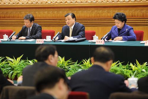 12月24日,中共中央組織部、中共中央宣傳部、中共教育部黨組在北京召開第十八次全國(guó)高等學(xué)校黨的建設(shè)工作會(huì)議。中共中央政治局委員、中央書記處書記、中央宣傳部部長(zhǎng)劉云山出席會(huì)議并講話,中共中央政治局委員、國(guó)務(wù)委員劉延?xùn)|主持會(huì)議,中共中央政治局委員、中央書記處書記、中央組織部部長(zhǎng)李源潮出席會(huì)議。 新華社記者 劉建生攝