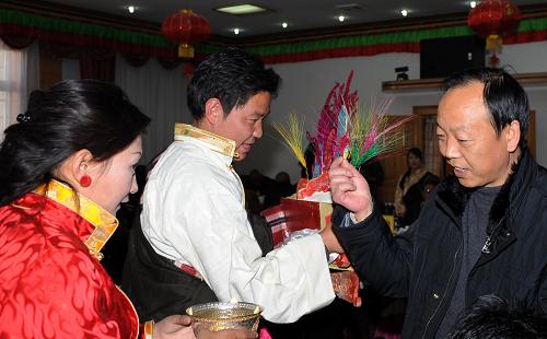 拉薩各族各界歡度“雙節(jié)” 2月12日,各族群眾在聚會(huì)上互相敬酒祝福。 當(dāng)天,拉薩藏族、漢族、回族、珞巴族、門巴族等各族各界代表歡聚在一起,共同慶祝春節(jié)和藏歷鐵虎新年。他們互致問候,欣賞文藝節(jié)目,共同祝福祖國繁榮富強(qiáng)。 新華社記者 覺果 攝