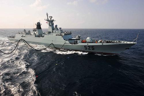 中國海軍護(hù)航編隊(duì)進(jìn)行海上橫向航行補(bǔ)給 2月11日,中國海軍護(hù)航編隊(duì)“千島湖”綜合補(bǔ)給艦在亞丁灣海域給“馬鞍山”艦進(jìn)行海上橫向航行液貨補(bǔ)給。 新華社記者楊志剛攝