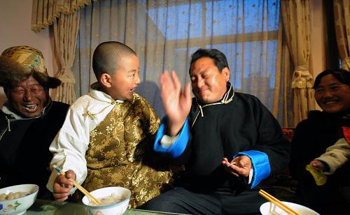 2月12日晚上,老阿媽潘多的孫子尼瑪扎西開(kāi)心地吃“古突”。 當(dāng)天是藏歷12月29日。按照傳統(tǒng),這天晚上每個(gè)藏族家庭都會(huì)團(tuán)聚在一起,吃吉祥“九寶粥”,藏語(yǔ)稱“古突”,以此辭舊迎新,求得太平康樂(lè)。古突是一種用面團(tuán)包裹著九種材料制成的面粥,含有豐富的意味:每個(gè)人從“古突”里吃出包裹在面團(tuán)內(nèi)代表不同內(nèi)涵的生肉、羊毛、辣椒、鹽巴、白色卵石等東西的時(shí)候,家里掌勺的母親便會(huì)解釋其代表的意義,經(jīng)常引出全家人的歡聲笑語(yǔ),增添了節(jié)日的喜慶氣氛。 新華社記者 覺(jué)果 攝