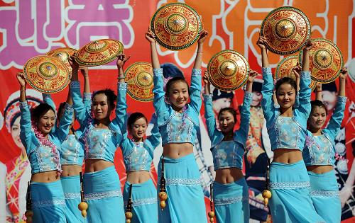 云南少數(shù)民族群眾載歌載舞歡慶春節(jié) 2月14日,傣族姑娘們在云南民族村內(nèi)載歌載舞,歡慶春節(jié)。 當日正值農(nóng)歷正月初一,在云南省昆明市郊的云南民族村內(nèi),少數(shù)民族群眾用古老的習(xí)俗歡慶春節(jié)。他們載歌載舞,盡情狂歡,祝愿祖國繁榮富強,民族團結(jié)進步。云南省位于我國西南邊陲,居住著彝、傣、納西、哈尼、基諾等20多個少數(shù)民族。 新華社記者 藺以光 攝