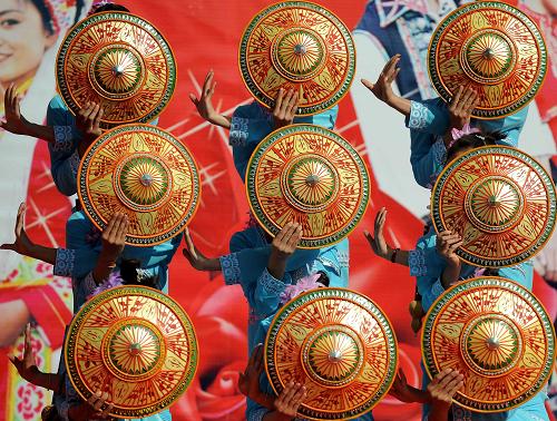 2月14日,傣族姑娘們在云南民族村內(nèi)表演舞蹈,歡慶春節(jié)。 當日正值農(nóng)歷正月初一,在云南省昆明市郊的云南民族村內(nèi),少數(shù)民族群眾用古老的習(xí)俗歡慶春節(jié)。他們載歌載舞,盡情狂歡,祝愿祖國繁榮富強,民族團結(jié)進步。云南省位于我國西南邊陲,居住著彝、傣、納西、哈尼、基諾等20多個少數(shù)民族。 新華社記者 藺以光 攝