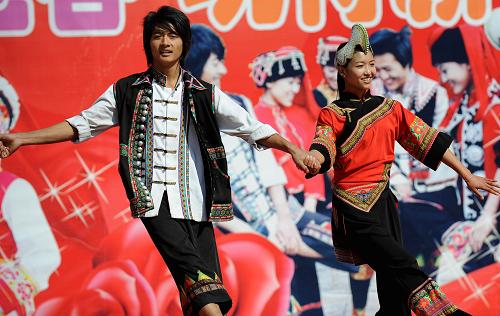 2月14日,兩位哈尼族青年在云南民族村內(nèi)載歌載舞,歡慶春節(jié)。 當日正值農(nóng)歷正月初一,在云南省昆明市郊的云南民族村內(nèi),少數(shù)民族群眾用古老的習(xí)俗歡慶春節(jié)。他們載歌載舞,盡情狂歡,祝愿祖國繁榮富強,民族團結(jié)進步。云南省位于我國西南邊陲,居住著彝、傣、納西、哈尼、基諾等20多個少數(shù)民族。 新華社記者 藺以光 攝