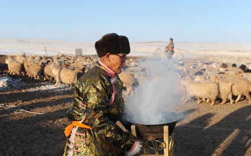 2月13日,67歲的老人根登正手捧香火盆香熏牛羊群,祈福五畜興旺。 日前,記者來(lái)到內(nèi)蒙古蘇尼特左旗邊境草原的阿日戈壁陶木伊拉拉圖嘎查,與幾戶蒙古族家庭一起過(guò)春節(jié),體驗(yàn)蒙古族傳統(tǒng)的過(guò)年習(xí)俗。 在除夕和大年初一這兩天,蒙古族群眾會(huì)穿上傳統(tǒng)的蒙古袍,煮好手把肉、蒸上包子,為五畜(山羊、綿羊、牛、馬、駱駝)過(guò)年;祭火、祭天,并手捧哈達(dá)相互拜年;親朋好友們圍坐在蒙古包里一起品嘗美食美酒,以蒙古族的傳統(tǒng)方式度過(guò)新春佳節(jié)。 民俗專家介紹說(shuō),在農(nóng)歷正月初一與漢族一起歡度春節(jié)的有滿族、蒙古族、朝鮮族、達(dá)斡爾族、鄂溫克族、回族、東鄉(xiāng)族、壯族、赫哲族、白族、畬族等少數(shù)民族。 新華社記者 任軍川攝