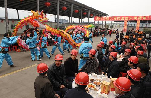 漢旺:援建者的“壩壩宴” 2月14日,漢旺鎮(zhèn)的鄉(xiāng)親們?yōu)闊o錫援建者表演腰鼓、龍燈等節(jié)目。 當(dāng)日,江蘇無錫援建指揮部和綿竹市漢旺鎮(zhèn)一起為無錫援建者們擺下“壩壩宴”,慶祝農(nóng)歷虎年的第一天。綿竹市領(lǐng)導(dǎo)和當(dāng)?shù)剜l(xiāng)親為他們送上了臘肉、香腸和美酒,村民們還為援建者獻(xiàn)上了感謝的錦旗。 新華社記者 陳燮 攝