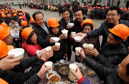 2月14日,無錫援建者和當(dāng)?shù)毓ぷ魅藛T在漢旺鎮(zhèn)“壩壩宴”上舉杯慶祝新年。 當(dāng)日,江蘇無錫援建指揮部和綿竹市漢旺鎮(zhèn)一起為無錫援建者們擺下“壩壩宴”,慶祝農(nóng)歷虎年的第一天。綿竹市領(lǐng)導(dǎo)和當(dāng)?shù)剜l(xiāng)親為他們送上了臘肉、香腸和美酒,村民們還為援建者獻(xiàn)上了感謝的錦旗。 新華社記者 陳燮 攝
