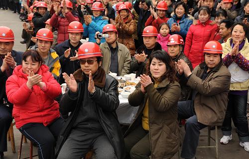 2月14日,無錫援建者在漢旺的“壩壩宴”現(xiàn)場。 當(dāng)日,江蘇無錫援建指揮部和綿竹市漢旺鎮(zhèn)一起為無錫援建者們擺下“壩壩宴”,慶祝農(nóng)歷虎年的第一天。綿竹市領(lǐng)導(dǎo)和當(dāng)?shù)剜l(xiāng)親為他們送上了臘肉、香腸和美酒,村民們還為援建者獻(xiàn)上了感謝的錦旗。 新華社記者 陳燮 攝