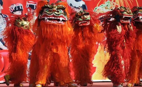 舞龍舞獅慶新春 2月14日,一些民間藝人在云南民族村內(nèi)表演舞獅,歡慶春節(jié)。 當日是農(nóng)歷春節(jié),一些民間藝人在云南昆明的云南民族村內(nèi)進行了精彩的舞龍和舞獅表演,龍騰獅舞賀新禧,鑼鼓喧天迎新年,觀眾大飽眼福,充分感受到了節(jié)日的喜慶氣氛。 新華社記者 藺以光 攝