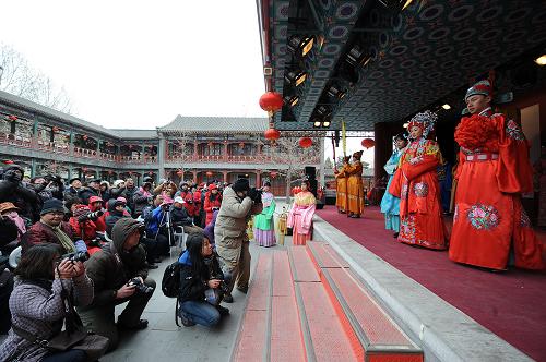 2月14日,農(nóng)歷正月初一,在北京大觀園第十五屆紅樓廟會(huì)上,觀眾欣賞按照古典名著《紅樓夢(mèng)》排演的古裝節(jié)目“寶玉成婚”。 春節(jié)期間,北京各大公園舉辦的新春廟會(huì)活動(dòng)形式各異、精彩紛呈,為首都市民以及國(guó)內(nèi)外游客送上精彩的新春文化大餐。 新華社記者 張旭 攝