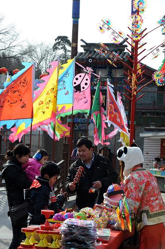 2月14日,游客在頤和園蘇州街春節(jié)宮市上游覽。 春節(jié)期間,北京各大公園舉辦的新春廟會(huì)活動(dòng)形式各異、精彩紛呈,為首都市民以及國(guó)內(nèi)外游客送上精彩的新春文化大餐。 新華社記者 張旭 攝