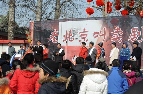 民間藝人在北京地壇廟會(huì)上表演《老北京叫賣劇》(2月13日攝)。 春節(jié)期間,北京各大公園舉辦的新春廟會(huì)活動(dòng)形式各異、精彩紛呈,為首都市民以及國(guó)內(nèi)外游客送上精彩的新春文化大餐。 新華社記者 張旭 攝