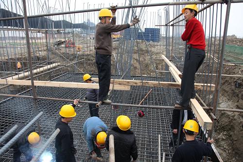 2月14日,建設(shè)者們在成綿樂鐵路客運(yùn)專線眉山市彭山段一承載臺工地施工。 當(dāng)日是農(nóng)歷正月初一,為保證四川成綿樂鐵路客運(yùn)專線按時通車,中交第二公路工程局的眾多建設(shè)者放棄春節(jié)假期,繼續(xù)堅守崗位。 新華社發(fā)(姚永亮 攝)