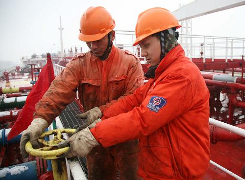 2月14日,在南京煉油廠12號原油碼頭,中國長航南京油運(yùn)股份有限公司大慶454輪船員頂著風(fēng)雪在甲板上進(jìn)行卸油作業(yè)。 當(dāng)日是農(nóng)歷虎年正月初一,中國長航南京油運(yùn)股份有限公司的眾多船員放棄春節(jié)假期,堅守在各自的崗位上,以實(shí)際行動確保水上“油路”的通暢。 新華社發(fā)(王新 攝)