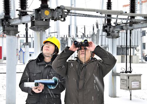2月14日,安徽省淮北供電公司的員工在變電站巡視電力設(shè)備。 當(dāng)日正值大年初一,安徽淮北迎來降雪天氣,淮北供電公司運(yùn)行人員堅守工作崗位,增加設(shè)備巡視次數(shù),以確保電網(wǎng)安全穩(wěn)定運(yùn)行。 新華社發(fā)(李斌 攝)