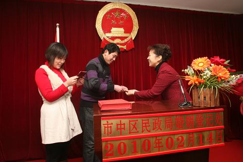 2月14日,一對新人在濟(jì)南市市中區(qū)婚姻登記處領(lǐng)到結(jié)婚證書。 當(dāng)日是農(nóng)歷大年初一,又是西方“情人節(jié)”,濟(jì)南市民政部門婚姻登記處的工作人員放棄節(jié)日休息,加班辦理登記手續(xù),幫許多新人圓了在這一天登記結(jié)婚的夢。 新華社發(fā)(呂傳泉 攝)