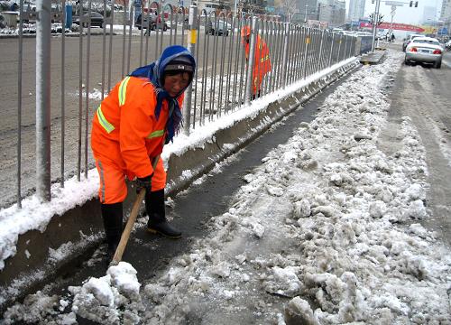 3月1日,環(huán)衛(wèi)工人在濟(jì)南經(jīng)十路清理積雪。 受暖濕氣流和冷空氣的共同影響,2月28日下午到3月1日白天,山東魯西北、魯中和半島北部地區(qū)普降大雪,地處冷空氣中心的濟(jì)南市平均積雪厚度達(dá)15至20公分。從今晨一點(diǎn)開始,濟(jì)南市近5000名環(huán)衛(wèi)工人走上街頭清理積雪,以保障城市交通暢通無阻。 新華社記者 范長國攝