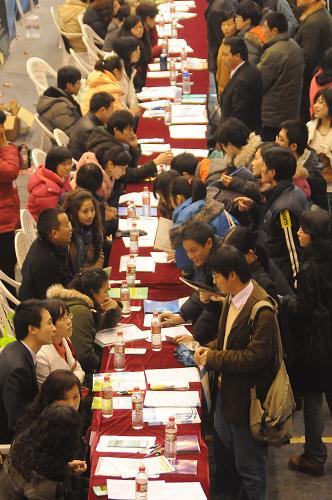 3月6日,求職者在2010年杭州西湖區(qū)人力資源交流大會(huì)上向用人單位咨詢。 當(dāng)日,杭州舉行2010年西湖區(qū)人力資源交流大會(huì),150余家用人單位提供3000多個(gè)崗位。交流大會(huì)還展示了22家初期投資在5萬(wàn)元左右的創(chuàng)業(yè)項(xiàng)目。 新華社發(fā)(朱引煒 攝)