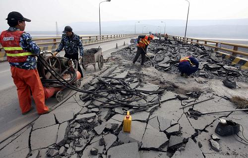 3月6日,施工人員在風(fēng)陵渡黃河公路大橋上施工。 近日,橫跨晉陜兩省的風(fēng)陵渡黃河公路大橋加固維修工程開(kāi)工。這是自1994年11月該橋建成通車(chē)后進(jìn)行的首次加固維修,整個(gè)工程將于7月底完工,工程完工后該橋的荷載能力將大大提高。風(fēng)陵渡黃河公路大橋位于山西芮城縣和陜西潼關(guān)縣黃河河道之間,是連接山西、陜西、河南三省的重要通道,全長(zhǎng)1409米,橋面凈寬12米,共14孔13個(gè)墩。 新華社發(fā)(薛俊 攝)