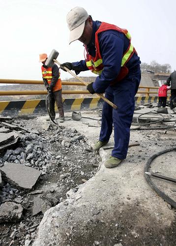 3月6日,施工人員在風(fēng)陵渡黃河公路大橋上施工。 近日,橫跨晉陜兩省的風(fēng)陵渡黃河公路大橋加固維修工程開(kāi)工。這是自1994年11月該橋建成通車(chē)后進(jìn)行的首次加固維修,整個(gè)工程將于7月底完工,工程完工后該橋的荷載能力將大大提高。風(fēng)陵渡黃河公路大橋位于山西芮城縣和陜西潼關(guān)縣黃河河道之間,是連接山西、陜西、河南三省的重要通道,全長(zhǎng)1409米,橋面凈寬12米,共14孔13個(gè)墩。 新華社發(fā)(薛俊 攝)