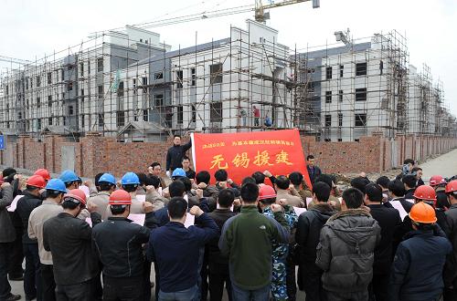 漢旺新鎮(zhèn)即將竣工 3月7日,江蘇無錫援建者在漢旺鎮(zhèn)誓師:決戰(zhàn)50天,為基本建成漢旺新鎮(zhèn)而奮斗! 綿竹漢旺鎮(zhèn)是“5·12”汶川地震中受破壞最嚴(yán)重的地區(qū)之一。由江蘇無錫市對(duì)口援建的漢旺新鎮(zhèn)經(jīng)過近兩年的建設(shè)后,該鎮(zhèn)全部道路和38個(gè)援建項(xiàng)目中的37個(gè)將于50天后竣工并交付使用。 新華社記者 陳燮攝