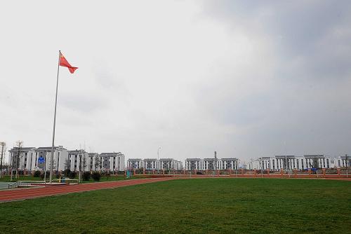 新漢旺鎮(zhèn)一角(3月7日攝)。 綿竹漢旺鎮(zhèn)是“5·12”汶川地震中受破壞最嚴(yán)重的地區(qū)之一。由江蘇無錫市對(duì)口援建的漢旺新鎮(zhèn)經(jīng)過近兩年的建設(shè)后,該鎮(zhèn)全部道路和38個(gè)援建項(xiàng)目中的37個(gè)將于50天后竣工并交付使用。 新華社記者 陳燮攝